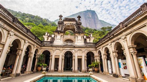 ¡Sumérgete en la Historia y el Arte en el Parque Lage! Un Oasis Cultural en los Pies de la Montaña en Río de Janeiro