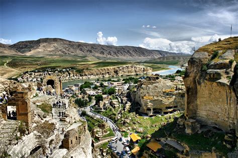 ¡Sumérgete en la historia con el Castillo de Hasankeyf, una maravilla arqueológica junto al Tigris!