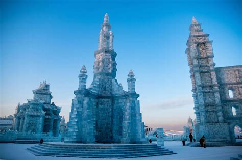 ¡Sumérgete en la Magia del Palacio de Hielo de Harbin, un Reino Eterno de Escultura y Luces!