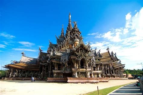  El Santuario de la Verdad: Un Laberinto de Arte Religioso en Ayutthaya