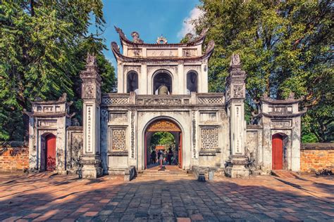 ¡Explora la magia del Templo de la Literatura en Hanoi! Una joya histórica con encanto ancestral.