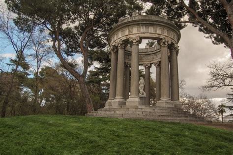 ¡Sumérgete en la historia y la naturaleza en el Parque de El Capricho! Un oasis verde en medio del bullicio de Madrid.