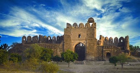  El Fuerte de Rohtas: Un Viaje Fascinante al Pasado y un Tesoro Escondido en las Montañas