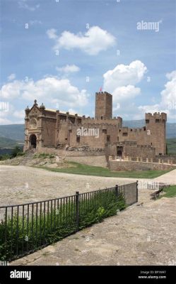 ¿Te atreves a explorar la magia del Castillo de Javier, un faro histórico en la cima de una colina?